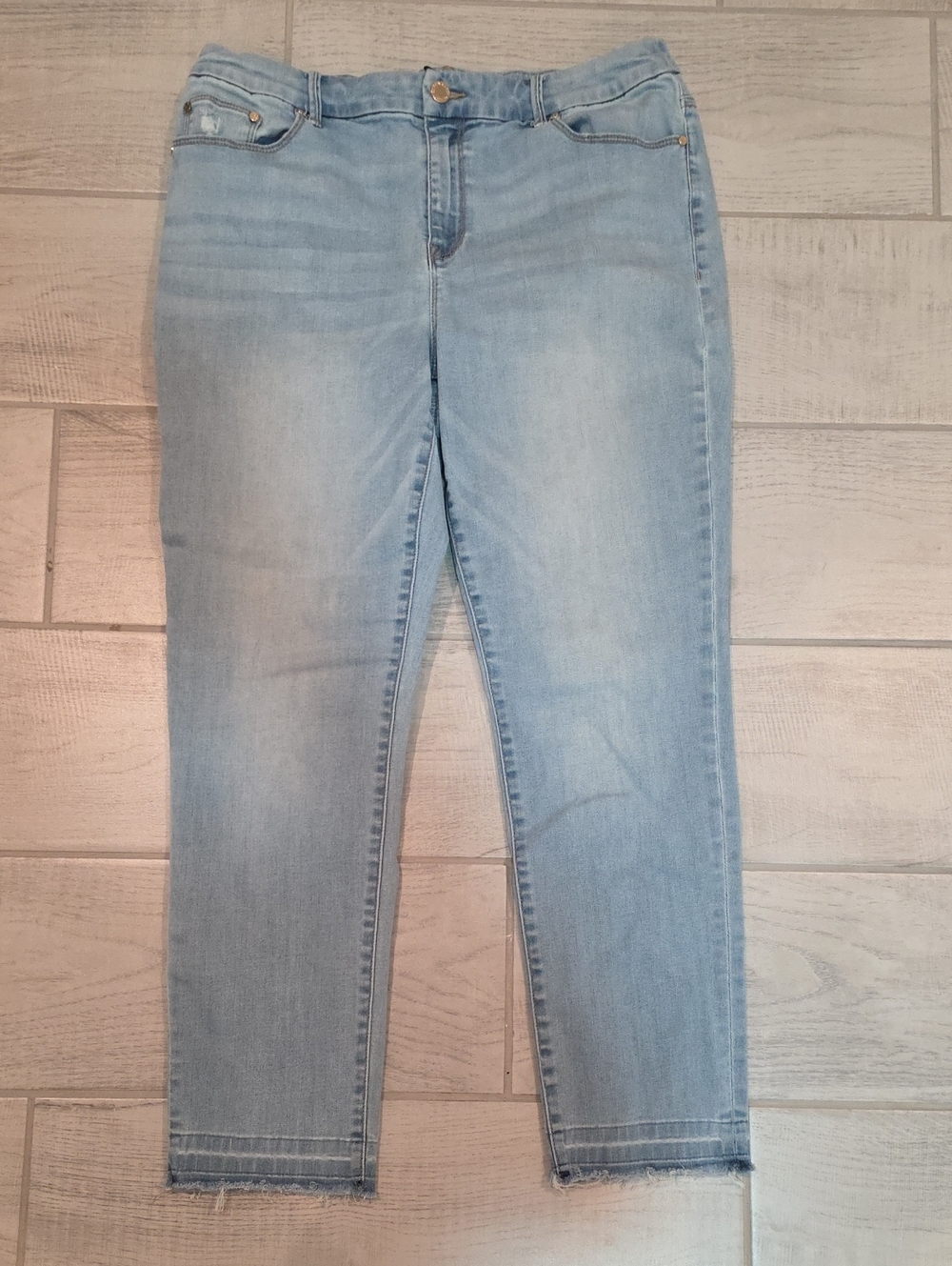 Black Label By Chicos Ankle Womens Size 1.5 Light Wash Raw Hem